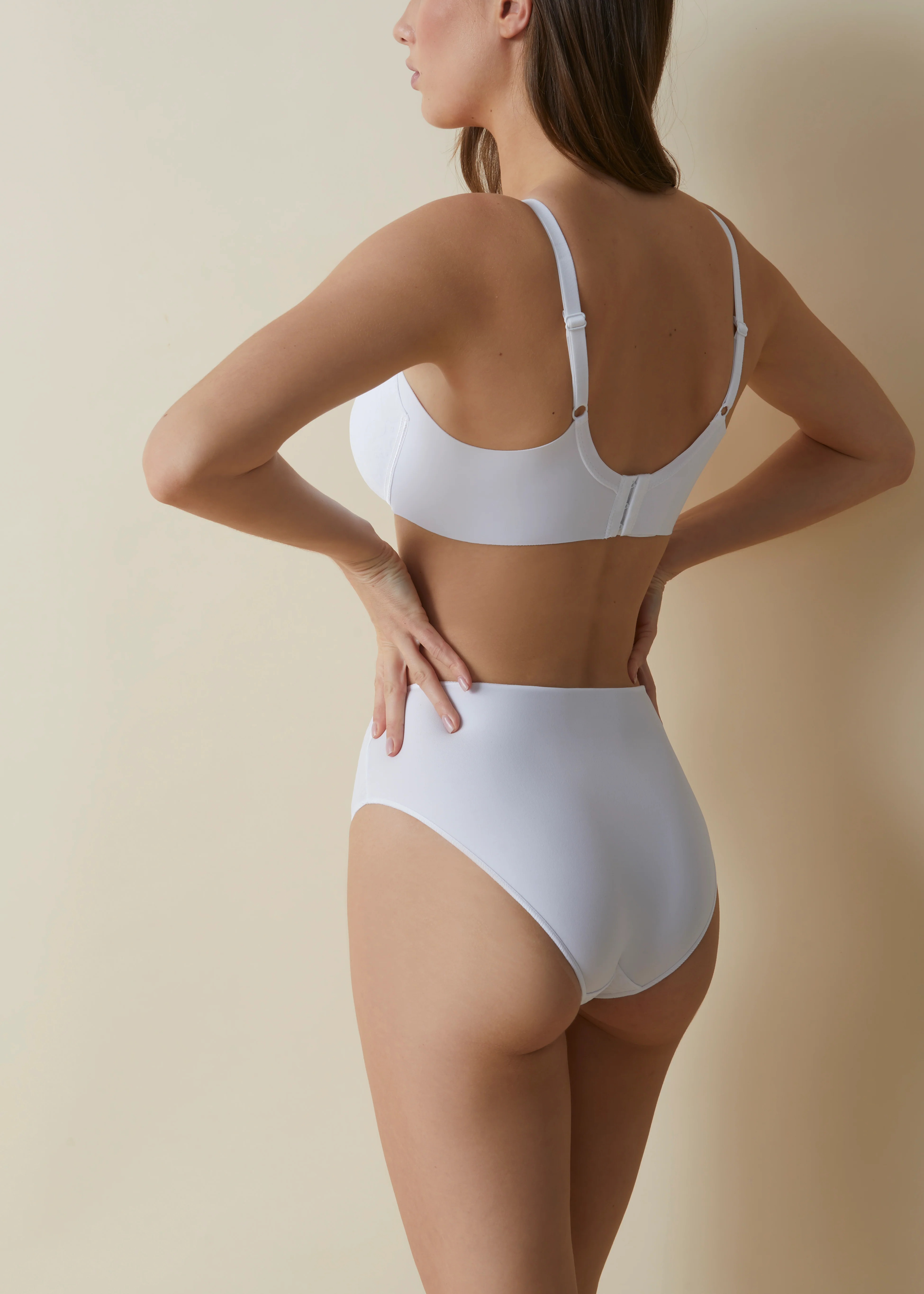 Reggiseno contenitivo con fascia alta in taglio laser e ferretto con coppe imbottite e cuciture piatte - Image 7
